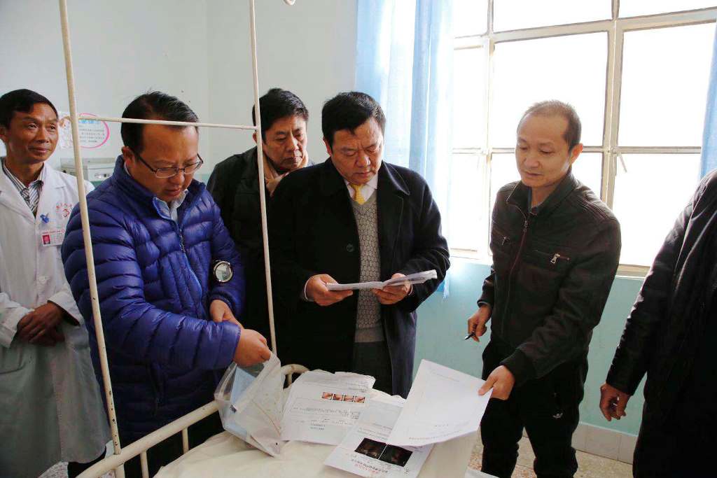 云南省卫计委农村贫困人口大病专项救治领导小组办公室副主任、云南省卫计委农村贫困人口大病专项救治专家组副组长、云南省肿瘤医院 昆明医科大学第三附属医院副院长李高峰在大理洱源县人民医院为“建档立卡户”病人义诊